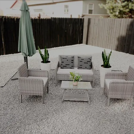 Prime Uptown Location! Huge Backyard! The White House Villa Albuquerque Exterior photo