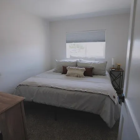 Prime Uptown Location! Huge Backyard! The White House Villa Albuquerque Exterior photo